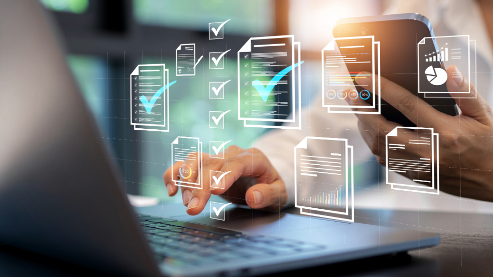 Laptop mit Icons für eine Dateiverwaltung, symbolisch