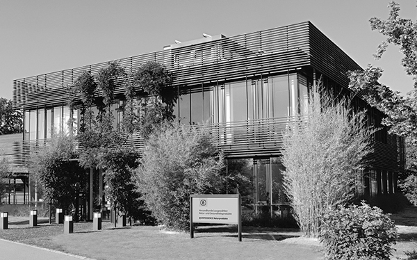 Farbikhalle mit Rohren