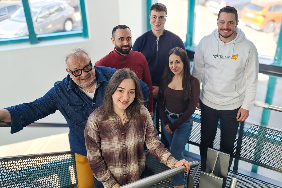 Haufe Team auf Bürotreppe