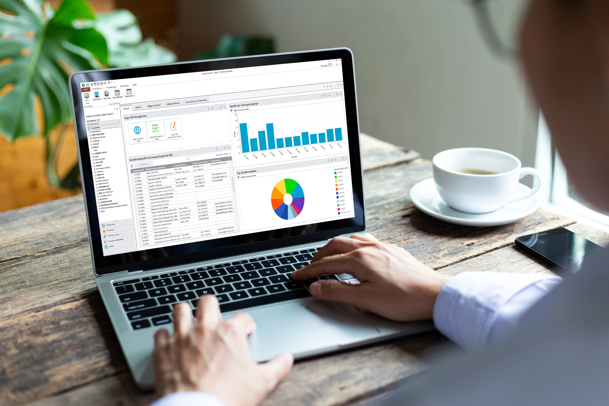 Laptop mit der geöffneten Sage 100 Anwendung