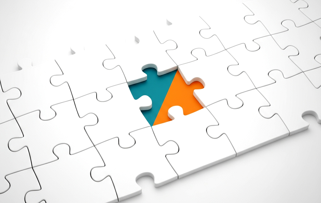 weißes Puzzel mit fehlendem Teil in Orange-Türkis