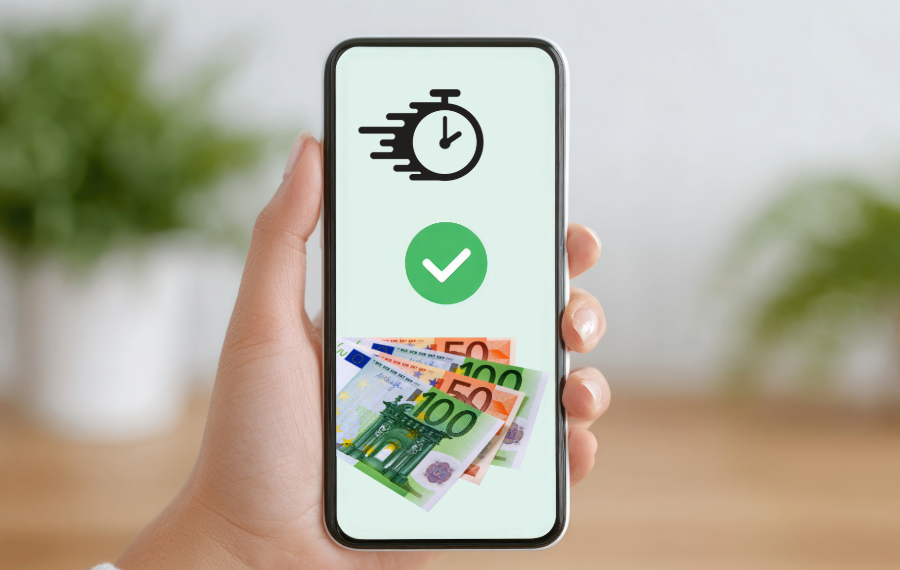 Ein Handy in der Hand einer Person mit einem Symbol für eine erfolgreiche Direktüberweisung.