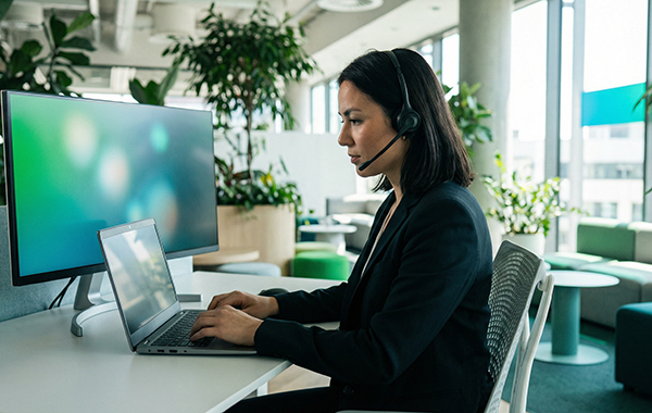 Ein Frau nimmt am Sage HR Suite Updateseminar Lohn teil