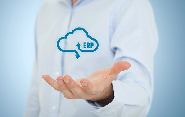 Hand hält eine Cloud-ERP-Illustration, die moderne Unternehmenssoftware symbolisiert.