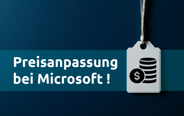 Hinweisschild mit Text „Preisanpassung bei Microsoft!“ vor dunklem Hintergrund und Preisschild mit Münzsymbol.