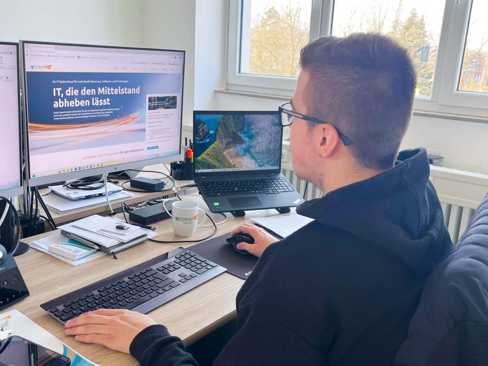 Christoph Szokolai und Peter Wisser im Büro Bad Oeyenhausen