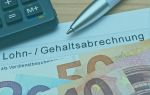 Gehaltsabrechnung und Geldscheine (symbolisch)