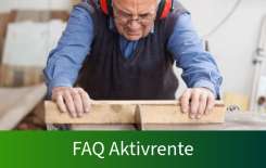 Älterer Mann sägt ein Stück Holz