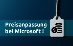 Hinweisschild mit Text „Preisanpassung bei Microsoft!“ vor dunklem Hintergrund und Preisschild mit Münzsymbol.