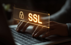 SSL-Verschlüsselung mit Schloss-Symbol über Laptop-Tastatur, Symbolbild für sichere HTTPS-Datenübertragung