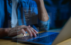 Programmierer arbeitet mit KI-Code auf Laptop, digitale AI-Visualisierung und Cybersicherheit.