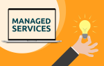 Illustration eines Laptops mit "Managed Services" Text und einer Hand, die eine leuchtende Glühbirne hält – Symbol für IT-Lösungen.