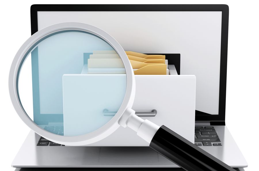 Dokumentenregister fährt aus Notebook Screen heraus und wird mit Lupe eingesehen