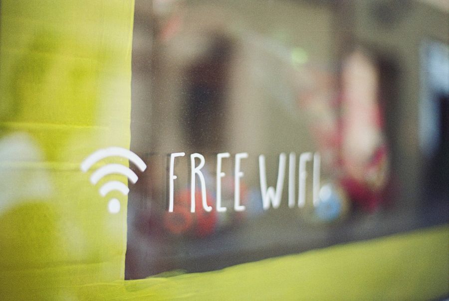Aufschrift "FREE WIFI" auf einer Fensterscheibe