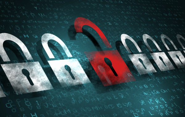 Symbolisierte IT-Sicherheitslücke: Verriegelte Schlösser, bis auf ein rotes offenes Schloss vor einem numerischen Hintergrund