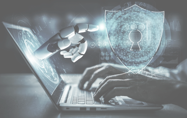 Menschliche Hände tippen auf Laptop, während Roboterhand erscheint – digitales Sicherheitssymbol im Vordergrund.