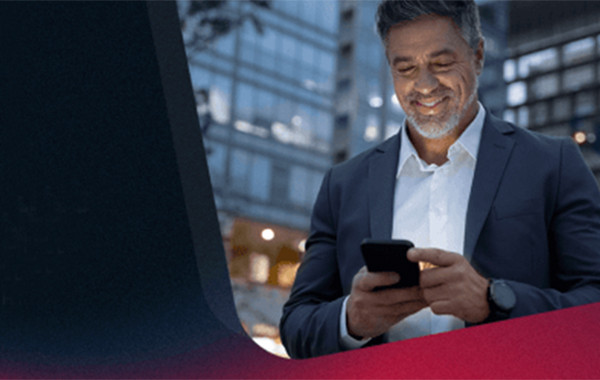 Elements-Brandbild-Mann mit Mobilephone