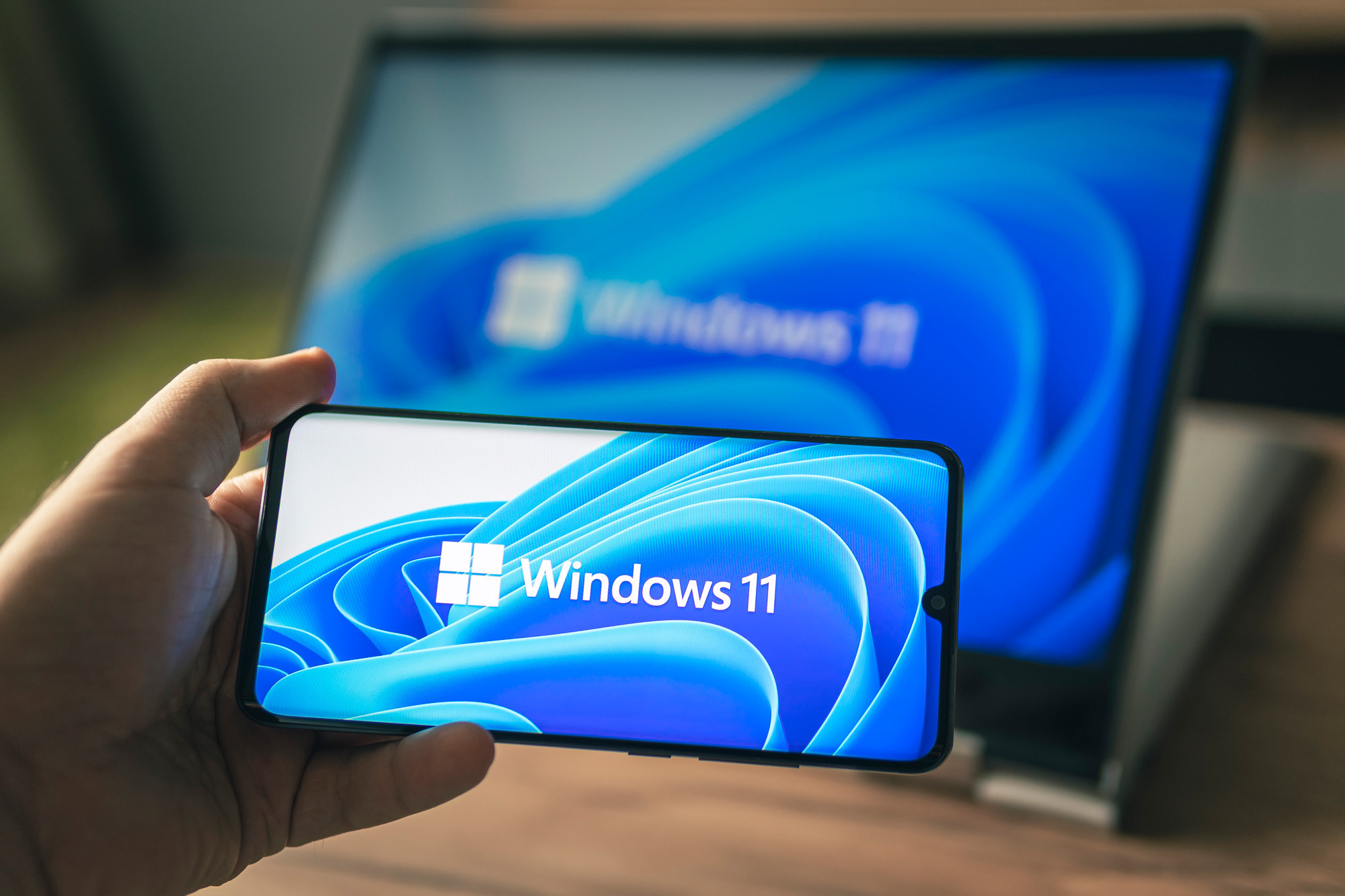 Notebook und Smartphone Bildschirm mit Windows11 Bildschirmbild