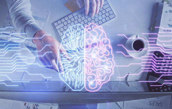 Hände tippen auf Tastatur mit digitaler Gehirn-Grafik – Symbol für Künstliche Intelligenz und Technologie